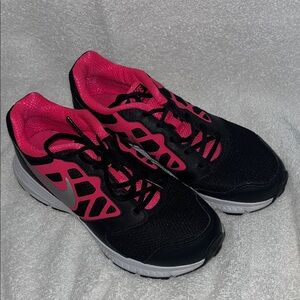Nike Women's Black and Pink Athletic Shoes